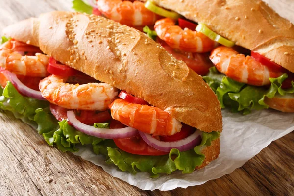 Vynikající sendvič s krevetami a čerstvou zeleninou na — Stock fotografie