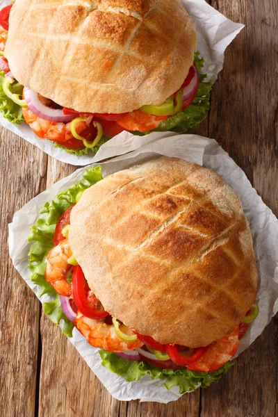 Deliciosa pita con camarones y verduras frescas de cerca a la par — Foto de Stock