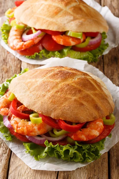 Pita mit Garnelen, Tomaten, Paprika, Zwiebeln und frischem Salat — Stockfoto