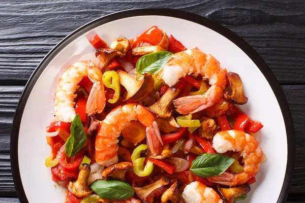 Warm shrimp salad with mushrooms and summer vegetables close-up — Stock Photo, Image