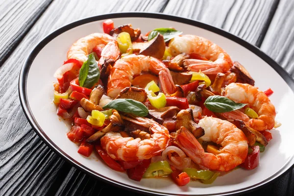 Stir frying shrimps with mushrooms and summer vegetables close-u — Stock Photo, Image