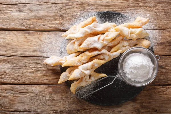 Tradiční moučník Angel Wings dusted s práškovým cukrem blízko — Stock fotografie