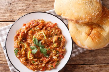 baingan bharta tarifi, közlenmiş patlıcan köri closeup pla