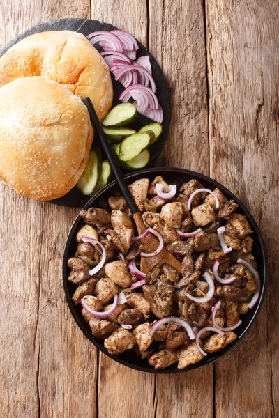 Homemade meorav Yerushalmi served with pita and pickles close-up — Stock Photo, Image