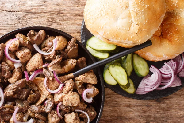 Griglia mista Gerusalemme appena preparata da pollo e frattaglie cl — Foto Stock