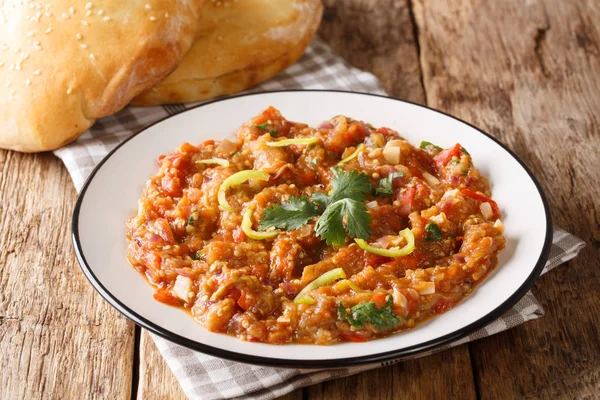 Läckra traditionella Baingan Bharta aubergine, med tomater, ga — Stockfoto