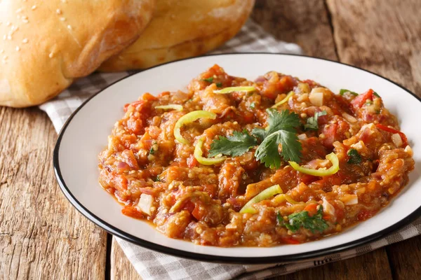 Indische Baingan bharta aubergine, met tomaten, knoflook en specerijen — Stockfoto