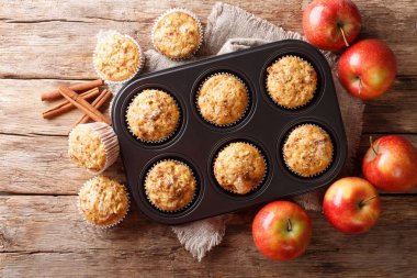 Bir tepside tarçın yakın çekim ile lezzetli pişmiş elma muffins. Hori