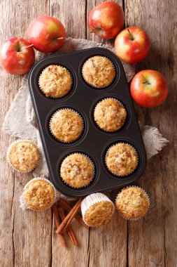 Bir tepside tarçın yakın çekim ile lezzetli pişmiş elma muffins. Vert