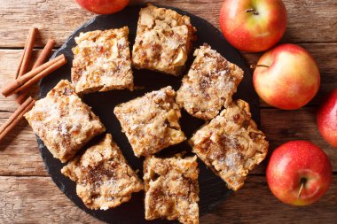 Apple Tarçın Blondies yakın çekim bir kayrak tahtası üzerinde. için yatay