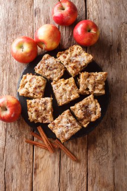 Tarçın ve fındık yakın çekim bir kayrak ile Dilimlenmiş elma blondies