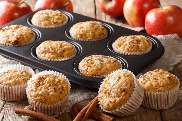 Muffin dorati a base di mele fresche con cannella primo piano in — Foto Stock