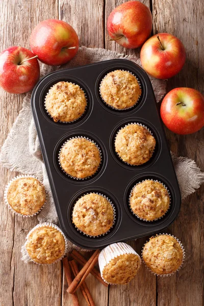 Muffins de manzana fresca de estilo rústico con canela de cerca en la t — Foto de Stock