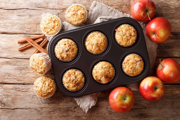 Muffins de maçã cozidos no forno saborosos com o close-up de canela em uma bandeja. Hori... — Fotografia de Stock