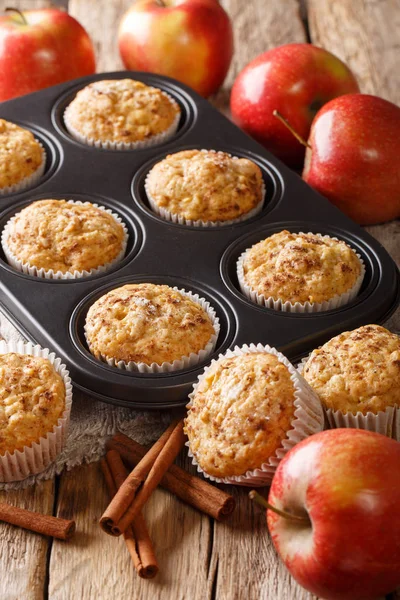 Muffins de maçã caseiros saborosos com canela close-up em um cozimento — Fotografia de Stock