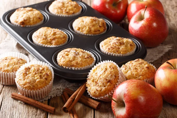 Doce sobremesa muffins de maçã com canela close-up em um cozimento d — Fotografia de Stock