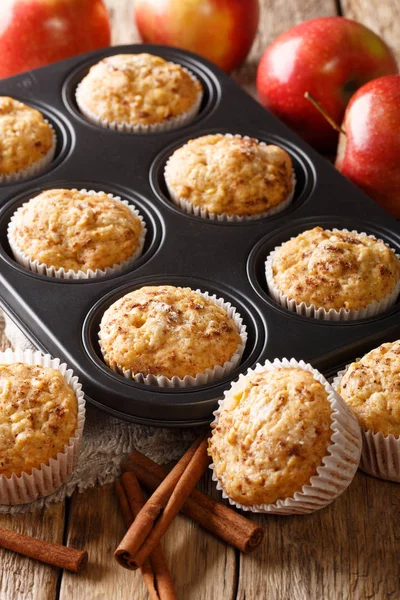 Muffins de maçã cozidos no forno saborosos com o close-up de canela em uma bandeja. Vert. — Fotografia de Stock