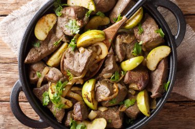 Yeşil elma ve karamelize soğan yakın ile Lezzetli sığır karaciğeri-