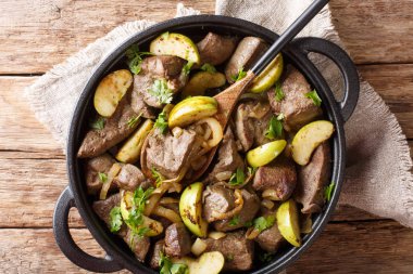 Berlin bir p yakın çekim elma ve soğan ile sığır ciğeri kavrulmuş