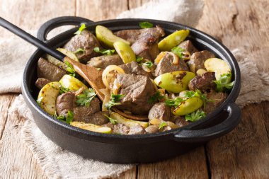 Berlin yeşil elma, soğan ve otlar cl ile sığır ciğeri kavrulmuş