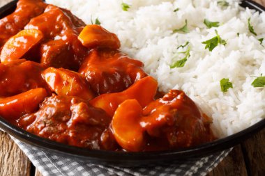 Pirinç ile servis domates soslu elma ile ev yapımı sığır güveç 