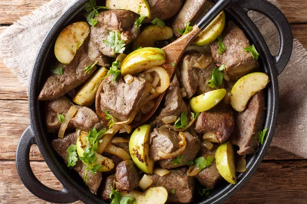 Fígado de carne saborosa com maçãs verdes e cebolas caramelizadas fechar - — Fotografia de Stock