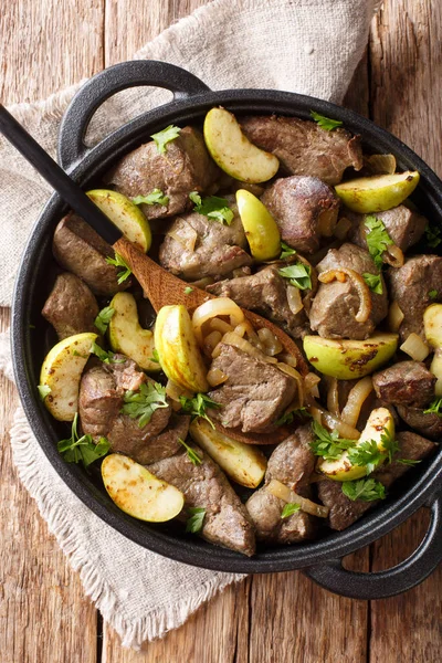 Berliner Rinderleber mit Äpfeln und Zwiebeln in Nahaufnahme — Stockfoto