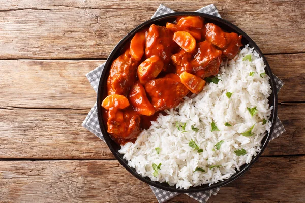 Carne picante cocida con manzanas en salsa de tomate con arroz dis —  Fotos de Stock