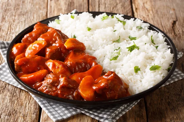 Carne picante cozida com maçãs em molho de tomate com arroz lado dis — Fotografia de Stock