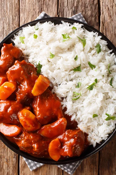 Estofado de ternera marroquí con manzanas en salsa de tomate servida con arroz —  Fotos de Stock