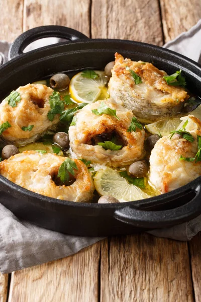 Masakan Yunani cod steak dengan lemon dan zaitun menutup dalam panci . — Stok Foto