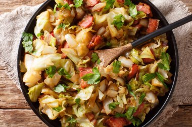 Bir masada bir tabak üzerinde pastırma closeup ile kızarmış gevrek lahana. H