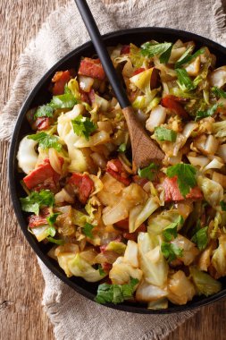 Bir ta bir tabak üzerinde gevrek pastırma closeup ile lezzetli kızarmış lahana