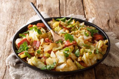 bir tabl üzerinde bir tabak üzerinde pastırma closeup ile kızarmış lahana bölümü