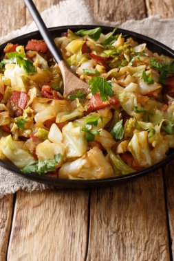 Bir ta bir tabak üzerinde gevrek pastırma closeup ile lezzetli kızarmış lahana