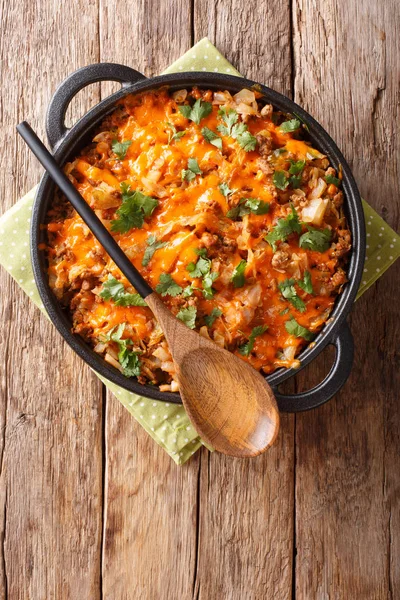 Cazuela de col alemana con carne molida, tomates, cebollas y —  Fotos de Stock