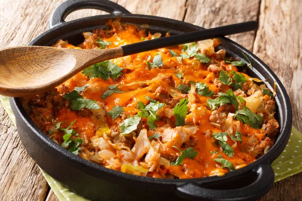 Caçarola de repolho alemão com carne moída, tomates, cebolas e — Fotografia de Stock