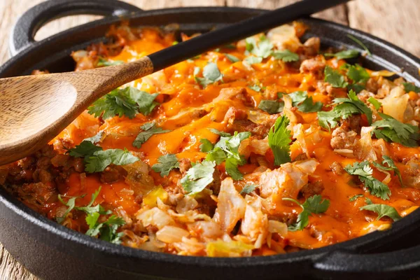 Cabbage casserole with ground beef, onions and cheddar cheese cl — Stock Photo, Image