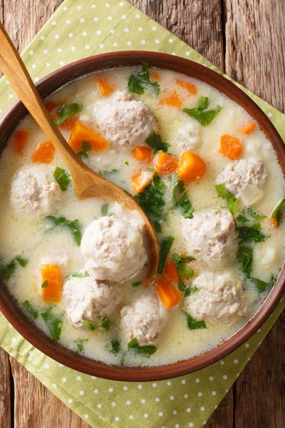 Традиционный суп с фрикадельками, йогуртом и овощами крупным планом — стоковое фото