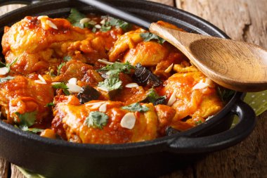 Patlıcanlı tavuk, sebze soslu badem yakın çekim 