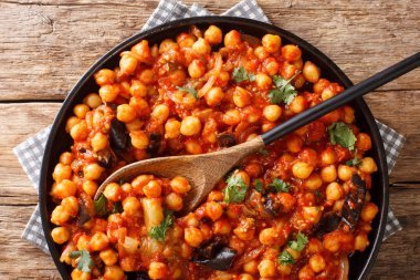 patlıcan, domates, soğan, otlar ile haşlanmış nohut çanak 