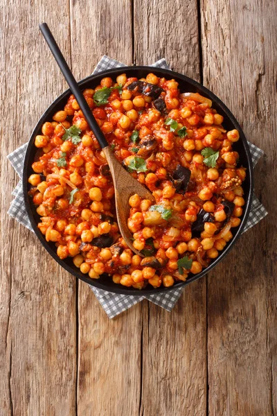 Grão de bico frito saboroso com berinjela em molho de tomate close-up em — Fotografia de Stock