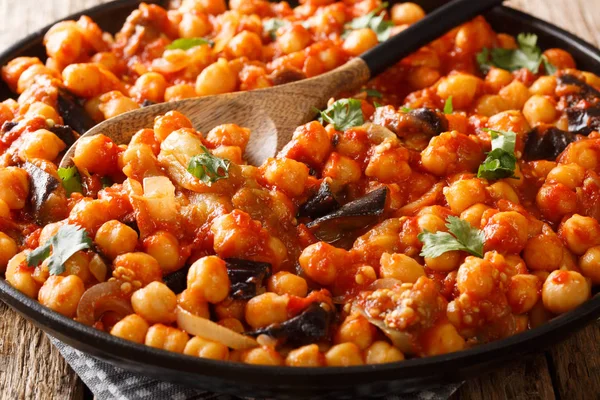 Plato de garbanzos guisados con berenjena, tomates, cebollas, hierbas —  Fotos de Stock