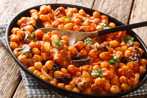 Alimento picante de garbanzos de Oriente Medio con berenjena, tomates, onio — Foto de Stock