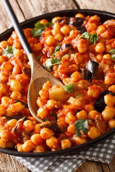 Patlıcan ile nohut İsrail vejetaryen mutfağı güveç, toma