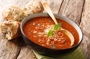 Parmesan ile Akdeniz geleneksel domates-fesleğen krema çorbası 