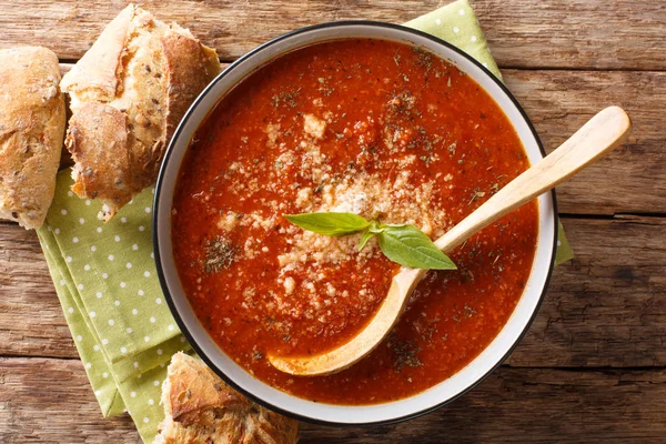 Parmesan ile Akdeniz geleneksel domates-fesleğen krema çorbası 