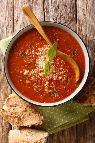 Sopa de crema de albahaca de tomate gruesa con queso parmesano de cerca en un —  Fotos de Stock