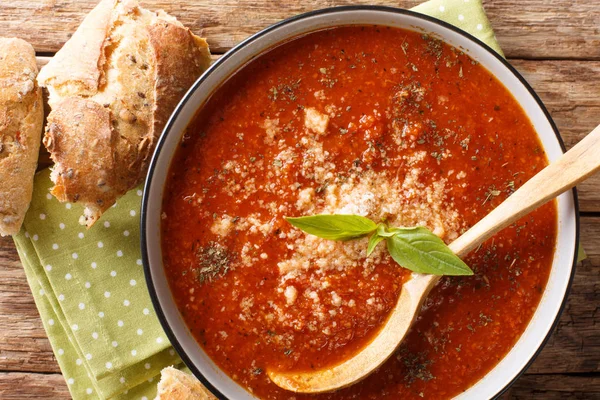 Sopa de crema de tomate y albahaca con primer plano de queso en un bol —  Fotos de Stock