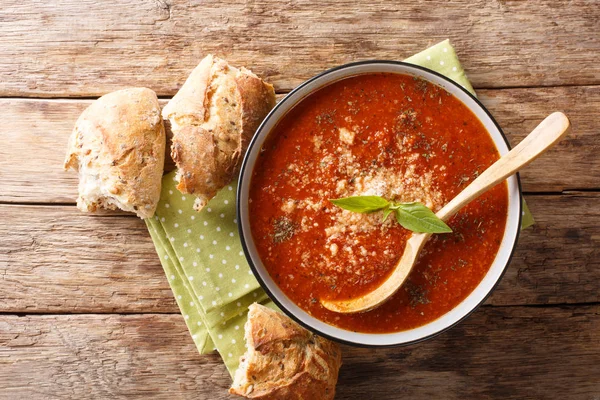 Hemlagad tomatpuré basilika soppa med parmesanost närbild i — Stockfoto